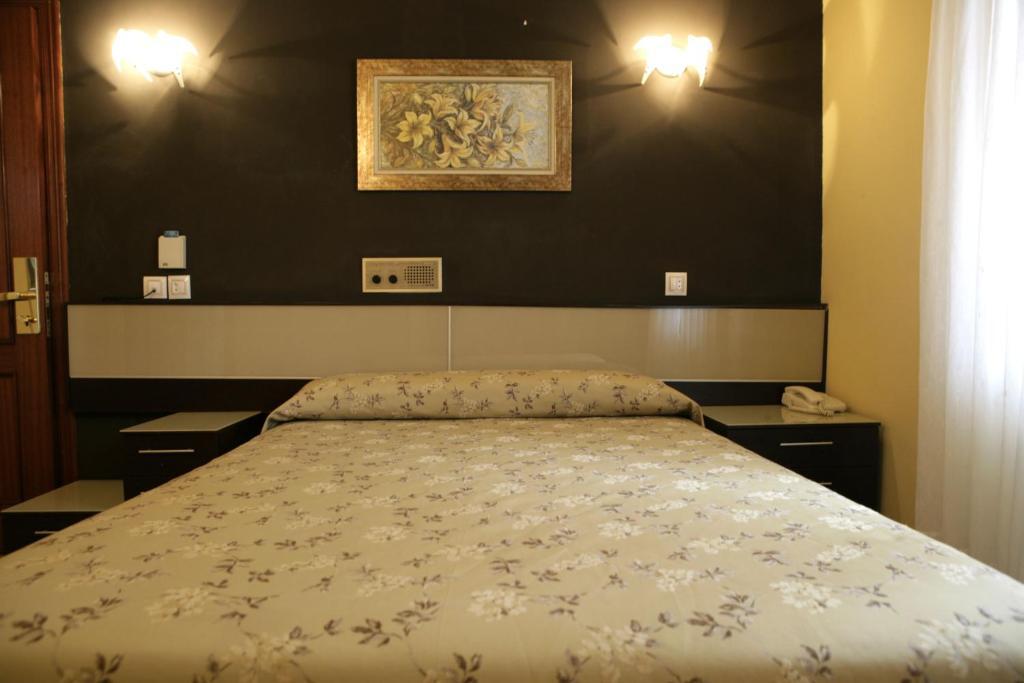 Hotel Azpiazu กูดีเยโร ภายนอก รูปภาพ